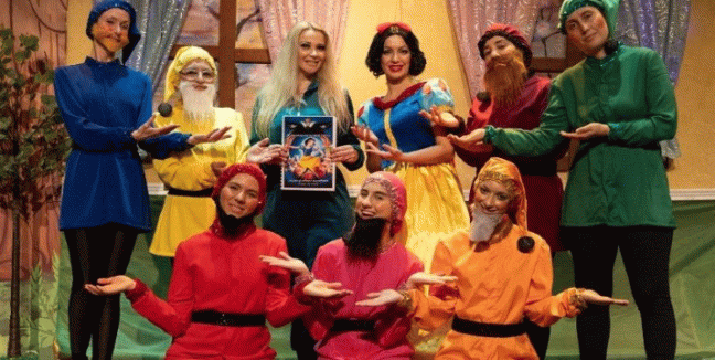 Aπό 7€ Η Παιδική Ανατρεπτική Μαγευτική Παράσταση της Γιώτας Τζουάνη «Η Χιονάτη και οι 7 Νάνοι», στο Θέατρο Αυλαία στο Πασαλιμάνι.